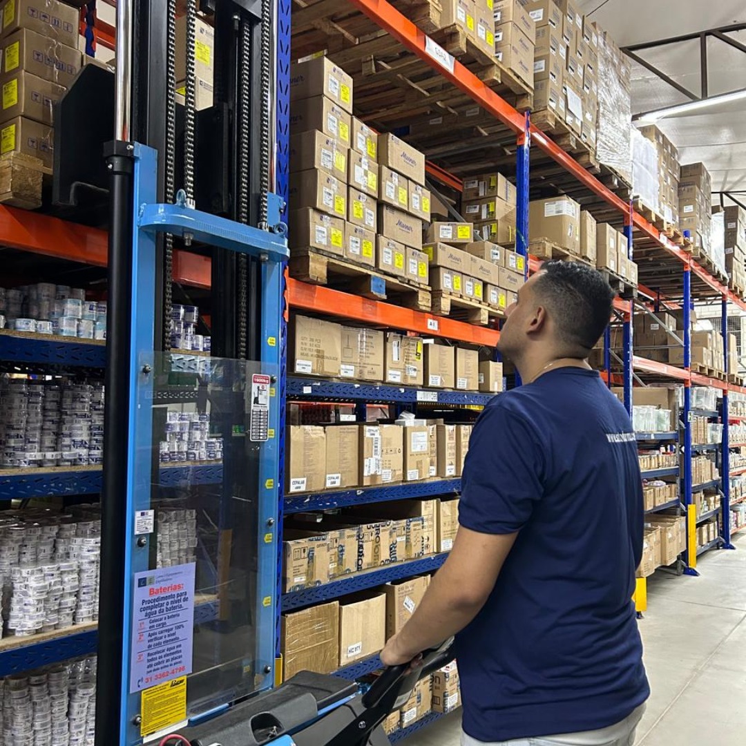 Separação de pedidos no centro de distribuição da Soton Farma